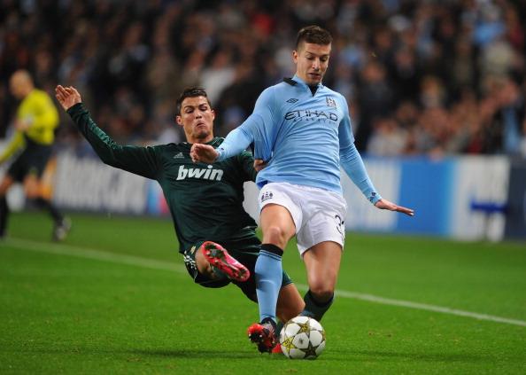 杜加利奇庆祝保级：面临压力阻碍各种问题，我们最终战胜一切（杜加利奇庆祝保级：顶住压力跨越重重难题，最终我们战胜了一切）