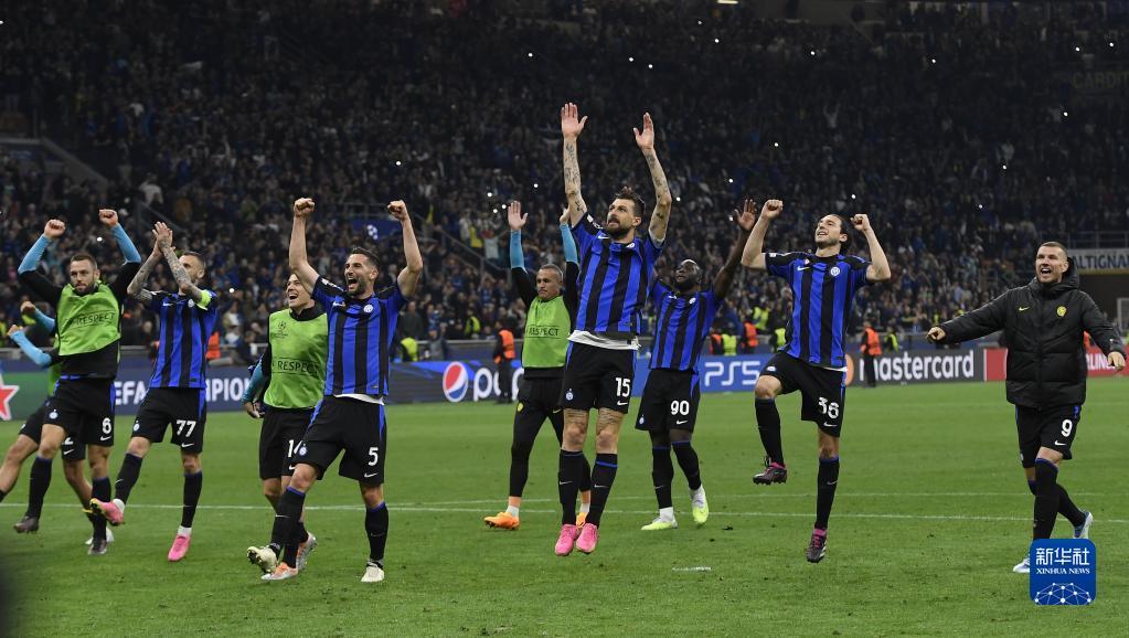 火箭与开拓者交易四名球员及选秀权，换得阿夫迪亚，以解决薪资压力和阵容调整。（火箭与开拓者达成大交易：送出四将加选秀权换来阿夫迪亚，缓解薪资压力并优化阵容）