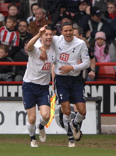 球迷调侃詹姆斯没头发，后者回应：你知道我有，而且多的是（球迷调侃詹皇秃头，詹姆斯回怼：我头发多着呢）