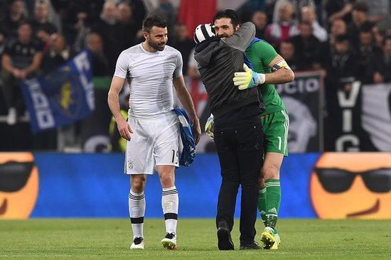 卫报：热刺有意富勒姆左后卫罗宾逊，也会寻找一名攻击型中场