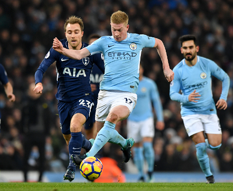 德甲生涯第10次戴帽，凯恩赛后将比赛用球带走收藏（凯恩德甲第10次上演帽子戏法，赛后带走比赛用球留作纪念）