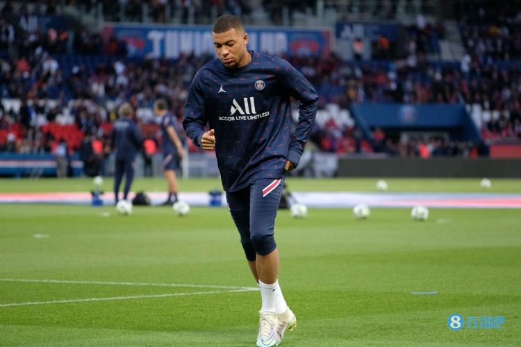 传记作者：莱万年少时常因身材自卑；他与渣叔的关系起初不好（传记作者称：莱万少年因身材自卑，与渣叔起初关系不佳）