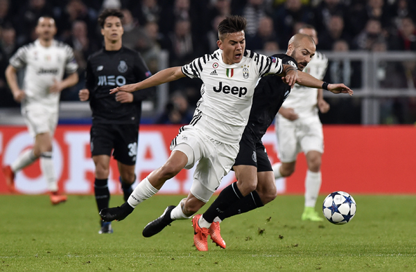 脚后跟停球+倒钩解围，阿拉伯杯上阿尔及利亚一后卫防守尽显球技（阿尔及利亚后卫阿拉伯杯秀防守：脚后跟停球+倒钩解围）